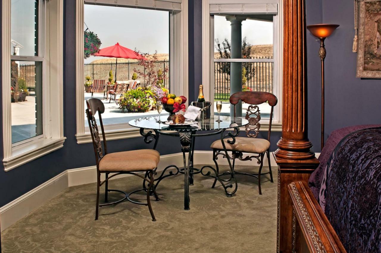 Bed and Breakfast Cameo Heights Mansion And The Vine Fine Dining Restaurant Touchet Экстерьер фото